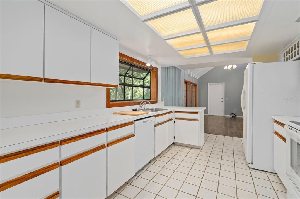 На продажу: $400,000 (4 спален, 2 ванн, 2546 Квадратных фут)