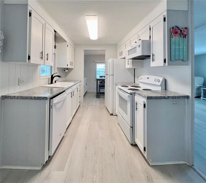 На продажу: $185,000 (2 спален, 2 ванн, 960 Квадратных фут)