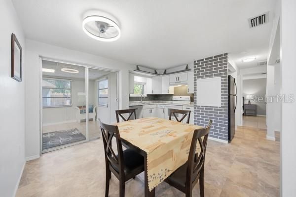 На продажу: $299,900 (3 спален, 1 ванн, 818 Квадратных фут)
