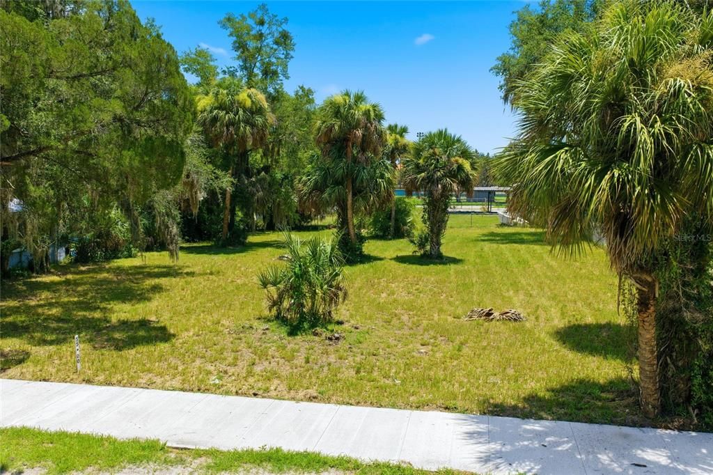 На продажу: $99,900 (0.17 acres)