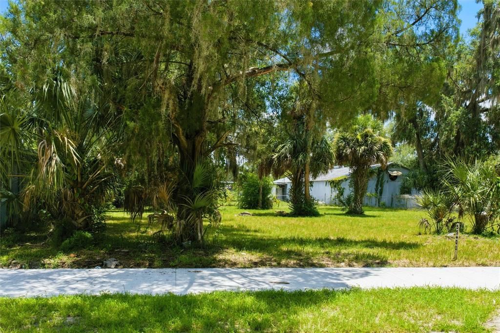 На продажу: $99,900 (0.17 acres)