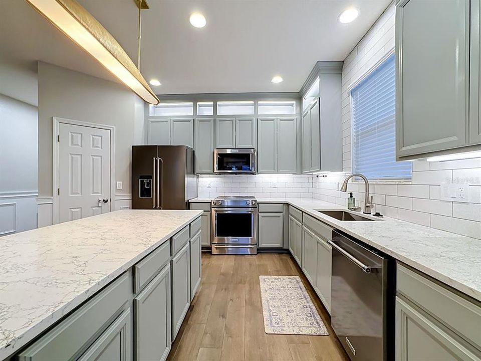 Activo con contrato: $379,500 (4 camas, 2 baños, 1837 Pies cuadrados)