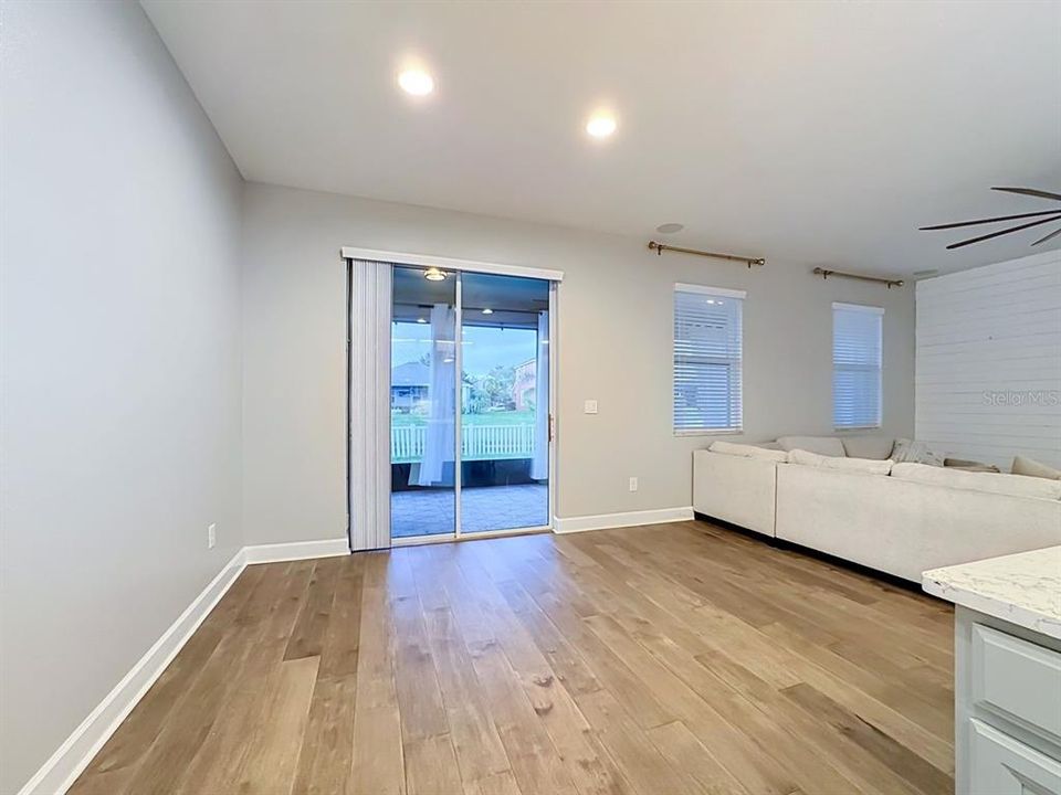 Activo con contrato: $379,500 (4 camas, 2 baños, 1837 Pies cuadrados)