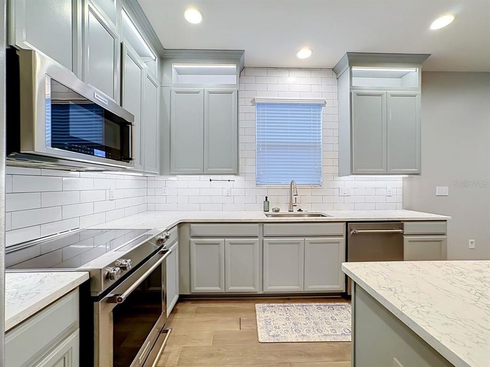 Activo con contrato: $379,500 (4 camas, 2 baños, 1837 Pies cuadrados)