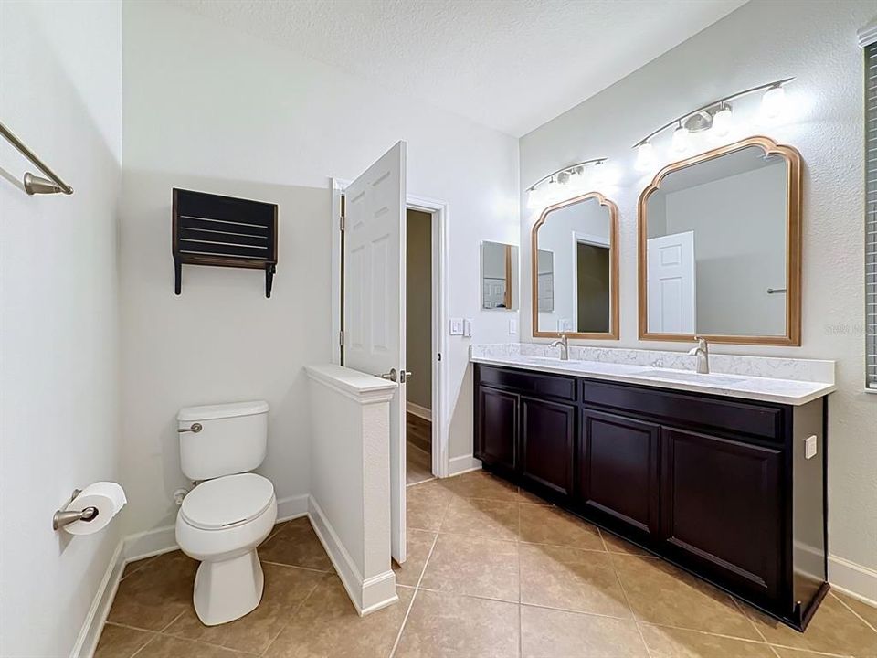 Activo con contrato: $379,500 (4 camas, 2 baños, 1837 Pies cuadrados)