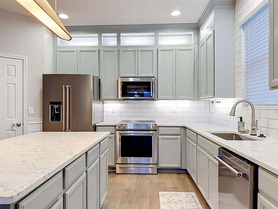 Activo con contrato: $379,500 (4 camas, 2 baños, 1837 Pies cuadrados)