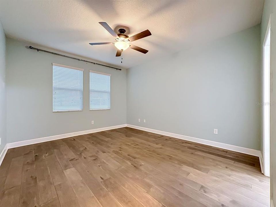 Activo con contrato: $379,500 (4 camas, 2 baños, 1837 Pies cuadrados)
