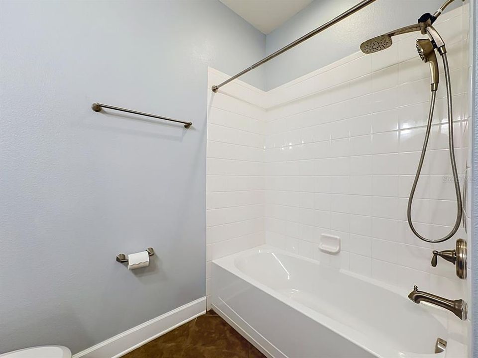 Activo con contrato: $379,500 (4 camas, 2 baños, 1837 Pies cuadrados)