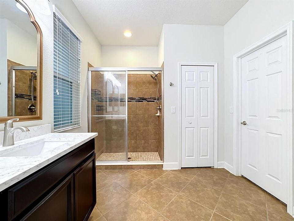 Activo con contrato: $379,500 (4 camas, 2 baños, 1837 Pies cuadrados)