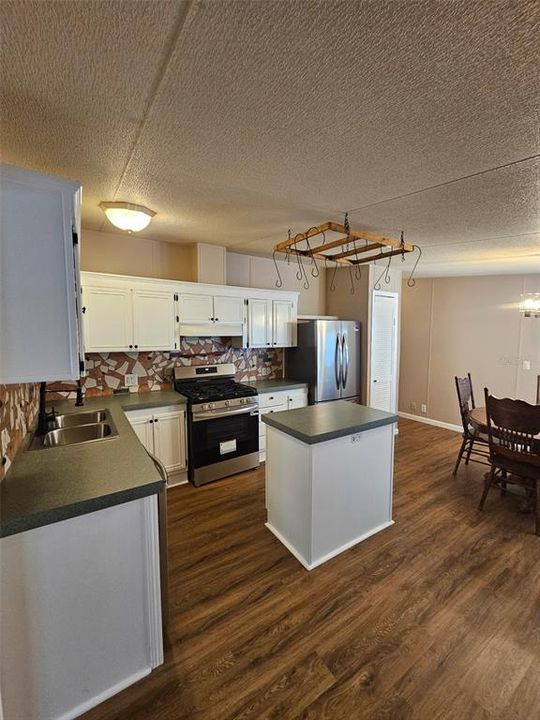 For Sale: $225,000 (3 beds, 2 baths, 1186 Square Feet)