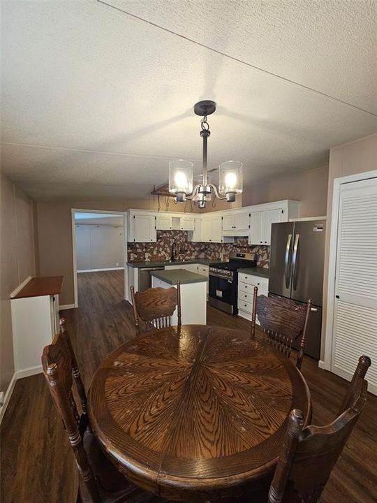 For Sale: $225,000 (3 beds, 2 baths, 1186 Square Feet)