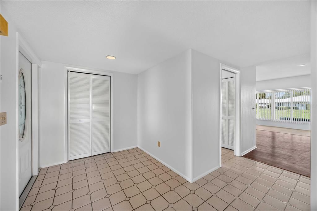 For Sale: $265,000 (2 beds, 2 baths, 1913 Square Feet)