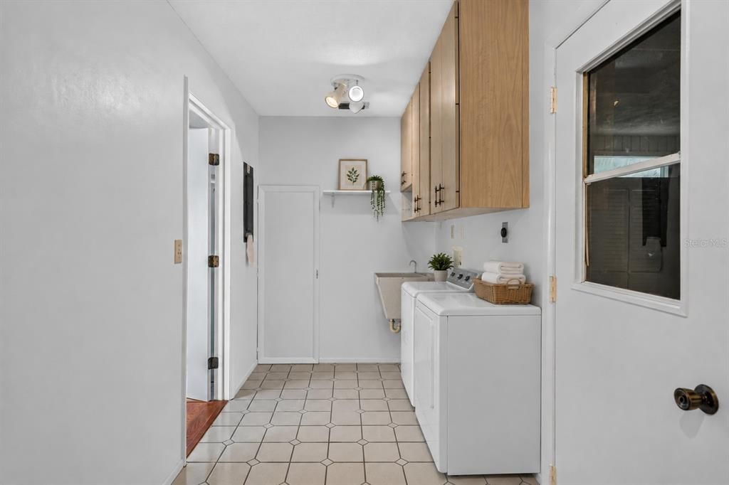 For Sale: $265,000 (2 beds, 2 baths, 1913 Square Feet)