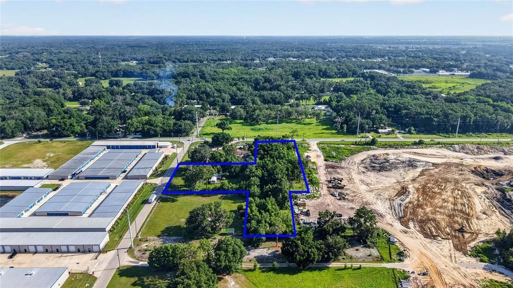 На продажу: $775,000 (2.41 acres)