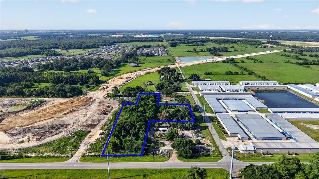 На продажу: $775,000 (2.41 acres)