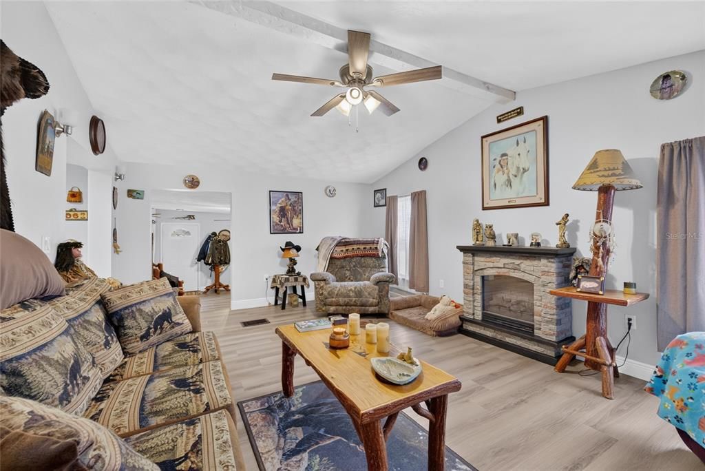 На продажу: $199,900 (3 спален, 2 ванн, 1530 Квадратных фут)