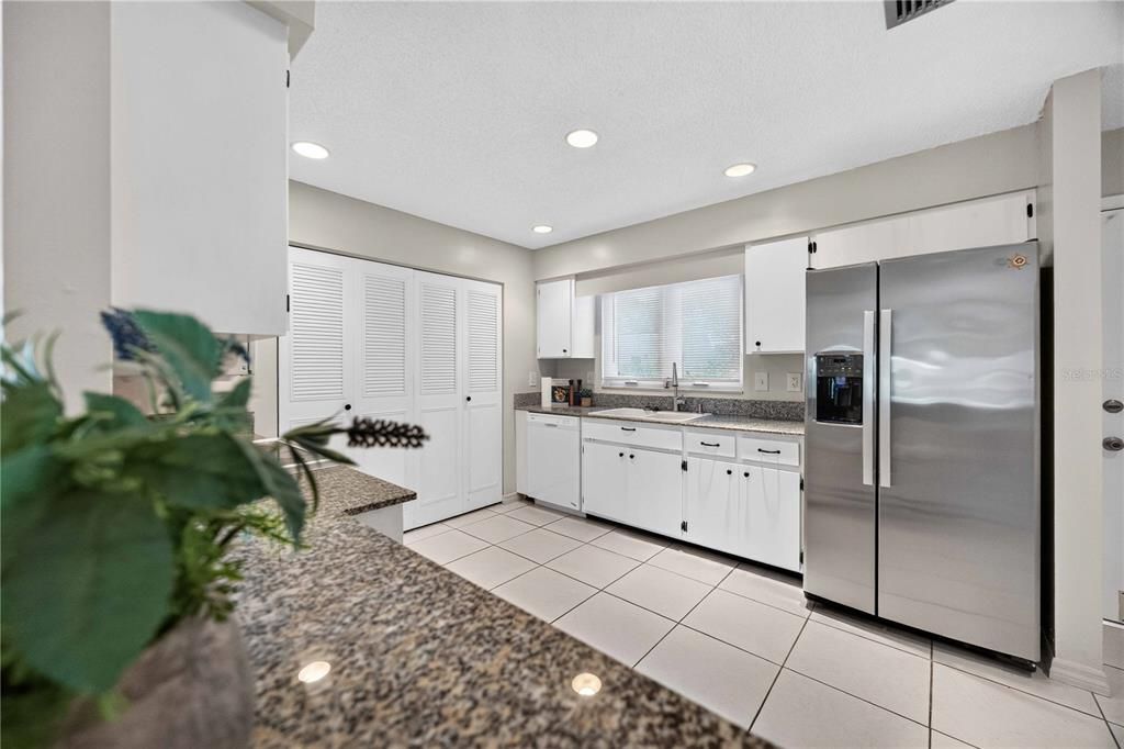 For Sale: $200,000 (2 beds, 2 baths, 1258 Square Feet)