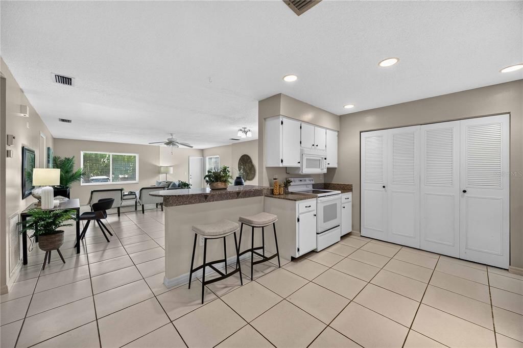 For Sale: $200,000 (2 beds, 2 baths, 1258 Square Feet)