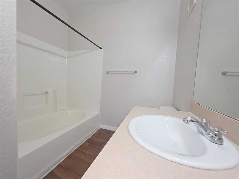 На продажу: $179,990 (2 спален, 2 ванн, 1170 Квадратных фут)