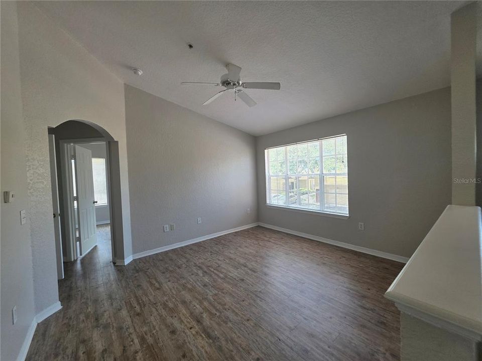 На продажу: $179,990 (2 спален, 2 ванн, 1170 Квадратных фут)