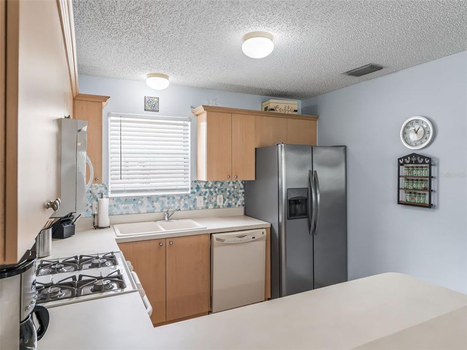 For Sale: $254,900 (2 beds, 2 baths, 1100 Square Feet)
