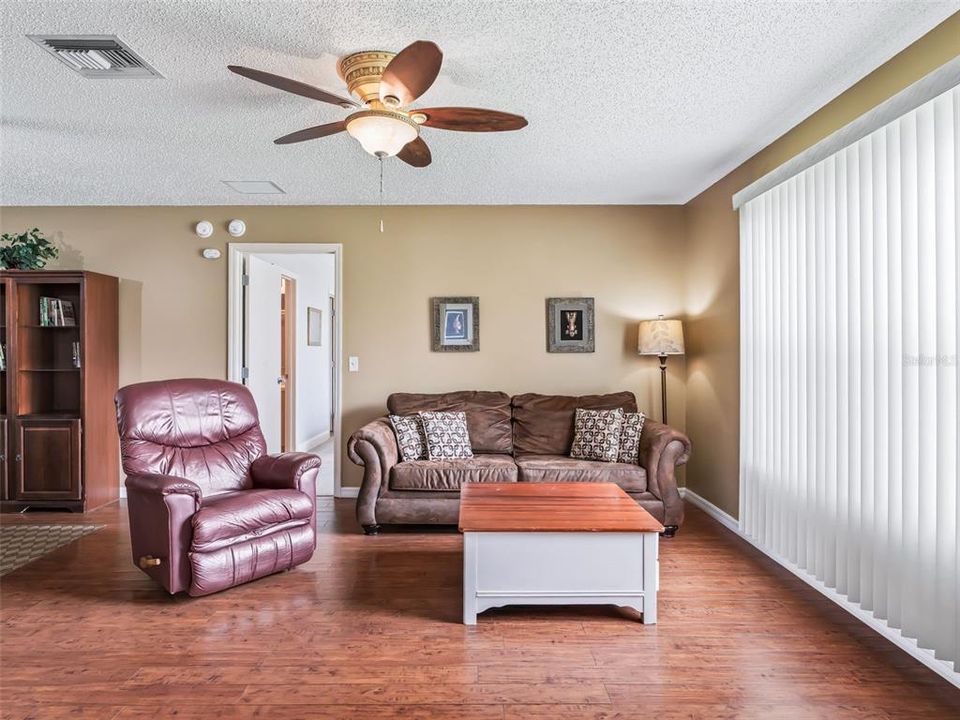 For Sale: $254,900 (2 beds, 2 baths, 1100 Square Feet)