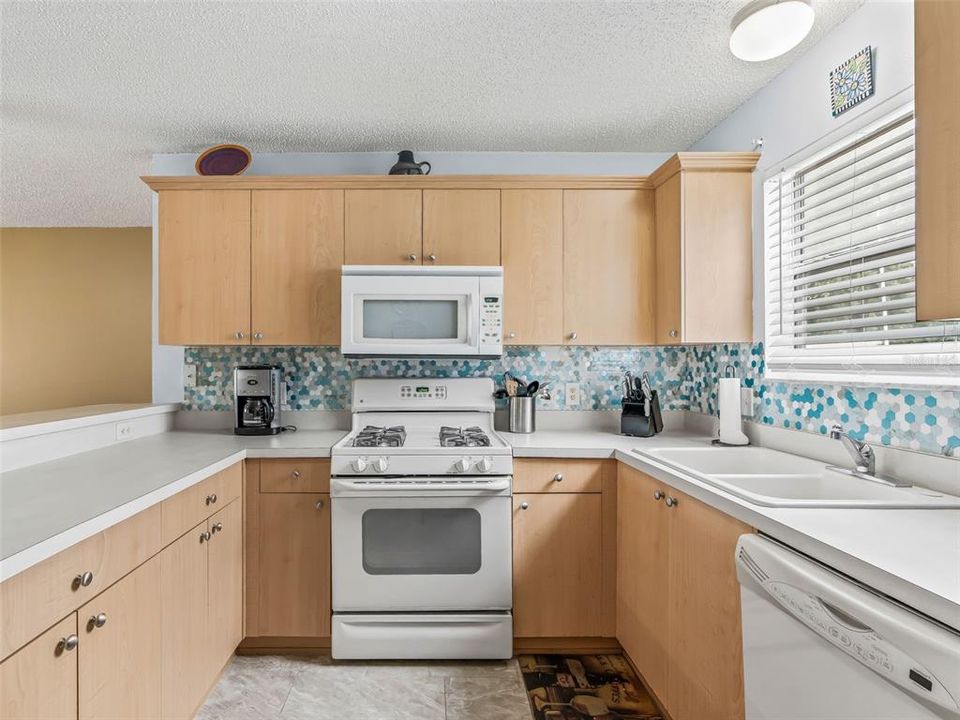 For Sale: $254,900 (2 beds, 2 baths, 1100 Square Feet)