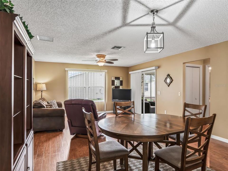 For Sale: $254,900 (2 beds, 2 baths, 1100 Square Feet)