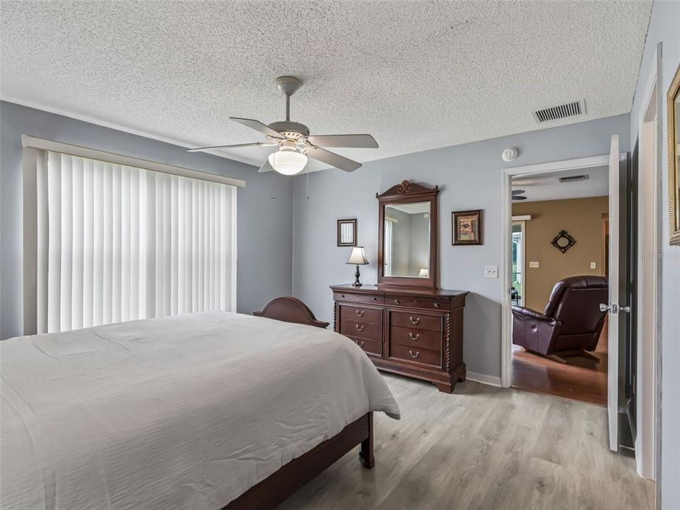 For Sale: $254,900 (2 beds, 2 baths, 1100 Square Feet)