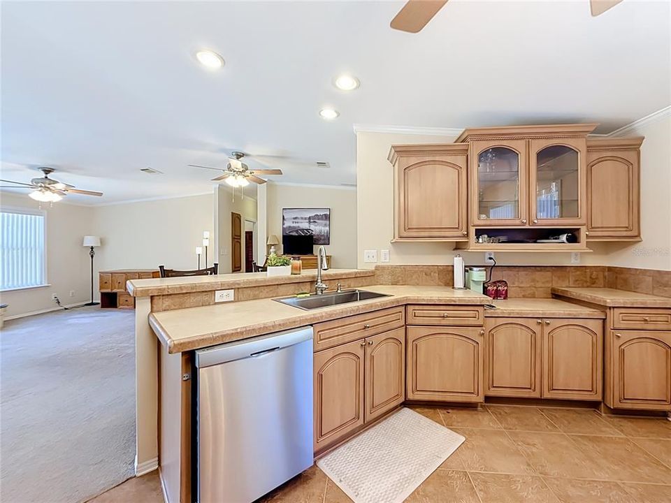 На продажу: $394,900 (3 спален, 2 ванн, 1730 Квадратных фут)