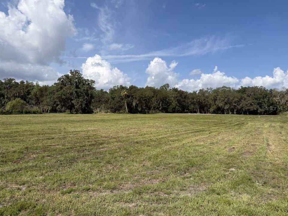 На продажу: $385,000 (3.26 acres)