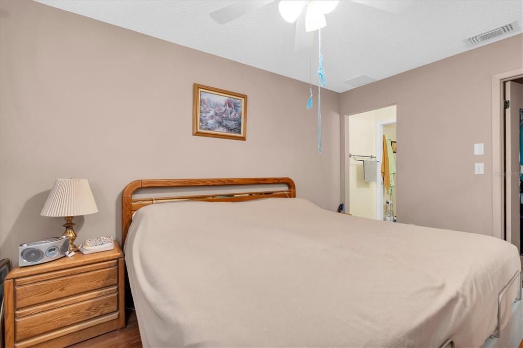 На продажу: $122,900 (2 спален, 2 ванн, 1029 Квадратных фут)