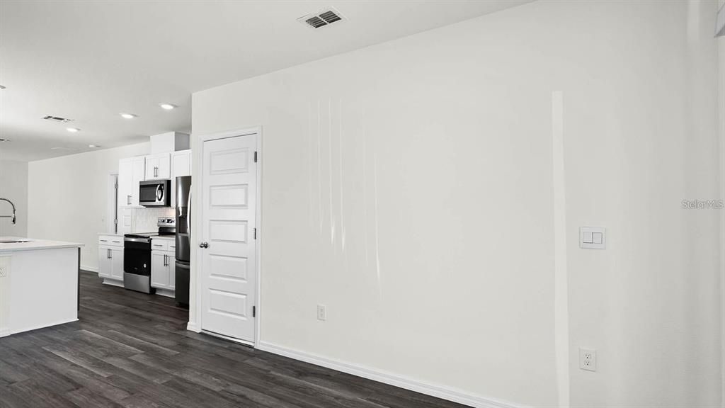 For Rent: $1,900 (3 beds, 2 baths, 1593 Square Feet)