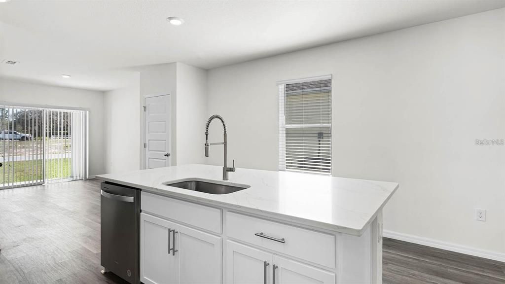 For Rent: $1,900 (3 beds, 2 baths, 1593 Square Feet)