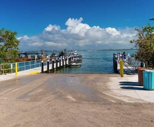На продажу: $18,000 (0.23 acres)