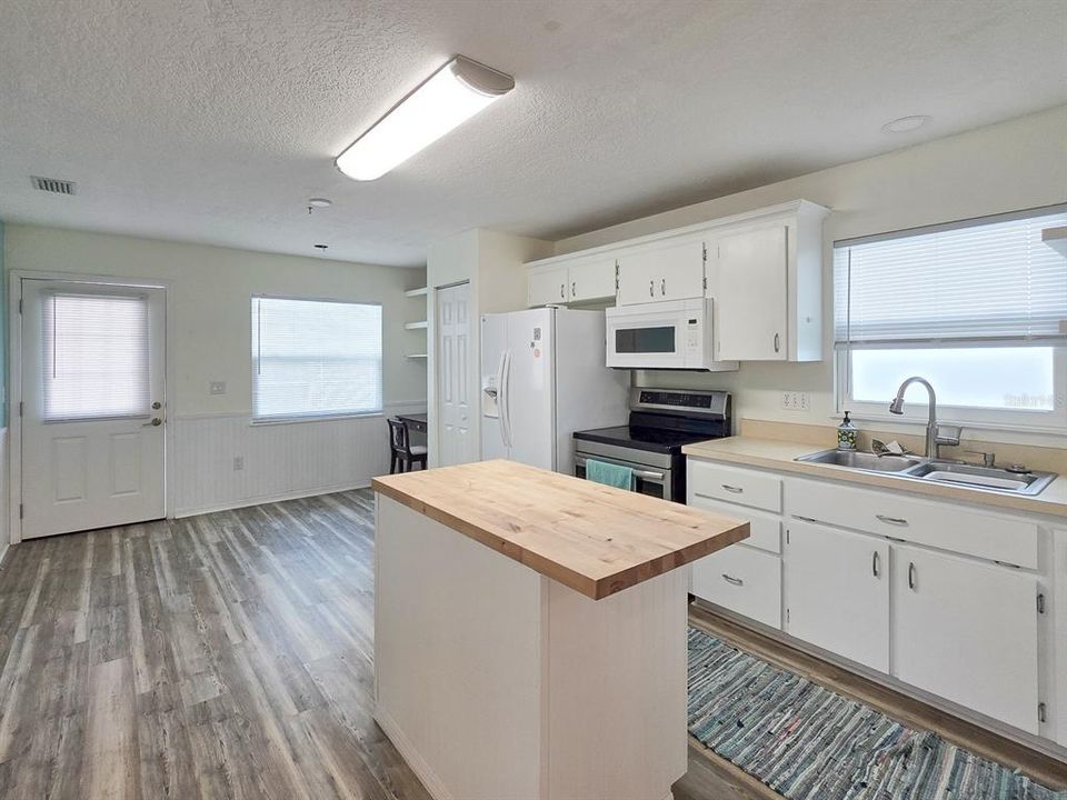 For Rent: $1,700 (1 beds, 1 baths, 720 Square Feet)