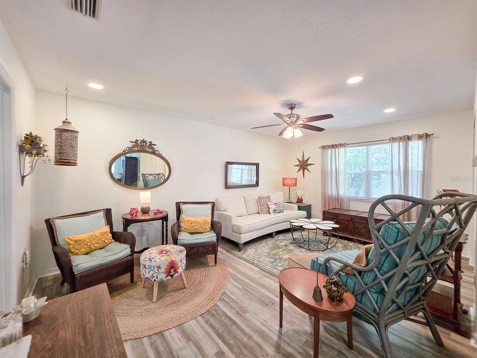 For Rent: $1,700 (1 beds, 1 baths, 720 Square Feet)