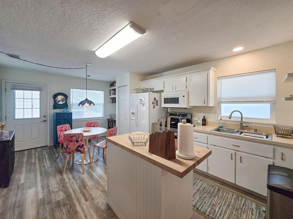 For Rent: $1,700 (1 beds, 1 baths, 720 Square Feet)