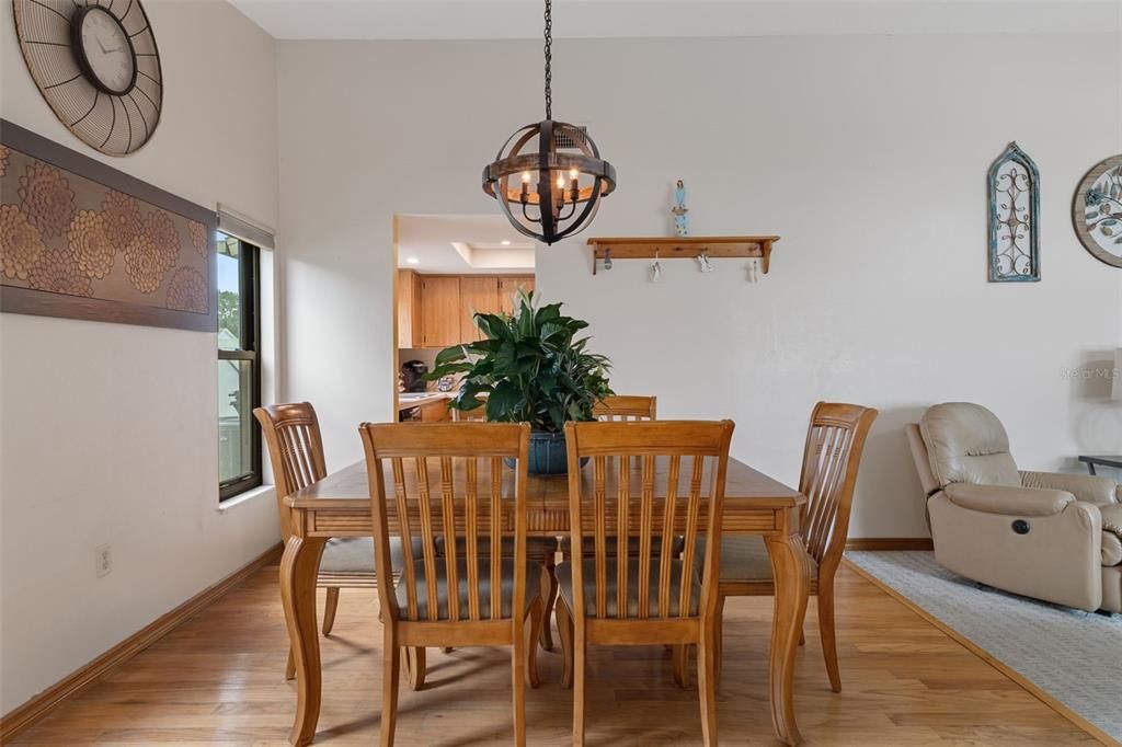 Activo con contrato: $354,900 (3 camas, 2 baños, 1701 Pies cuadrados)