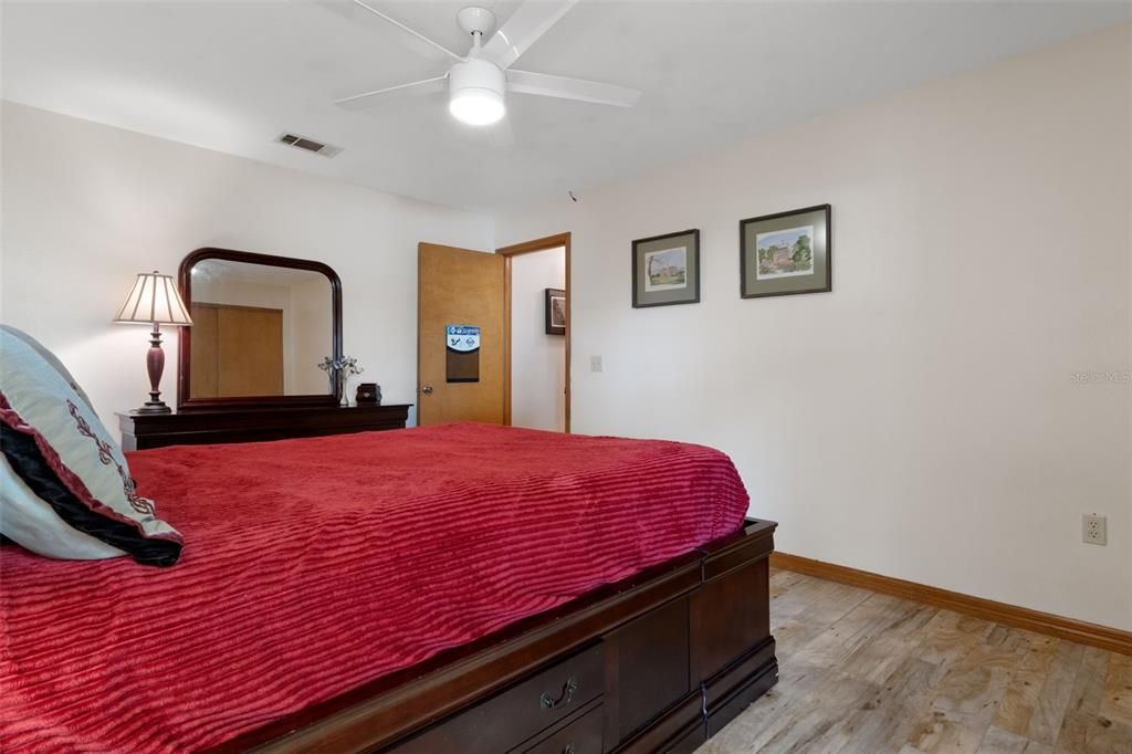 Activo con contrato: $354,900 (3 camas, 2 baños, 1701 Pies cuadrados)