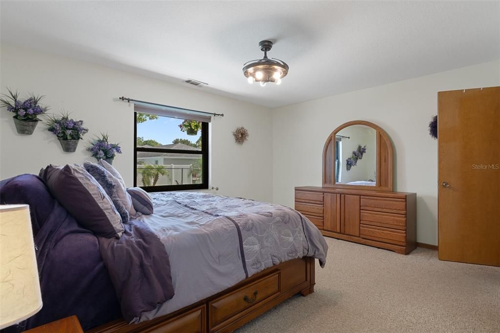 Activo con contrato: $354,900 (3 camas, 2 baños, 1701 Pies cuadrados)