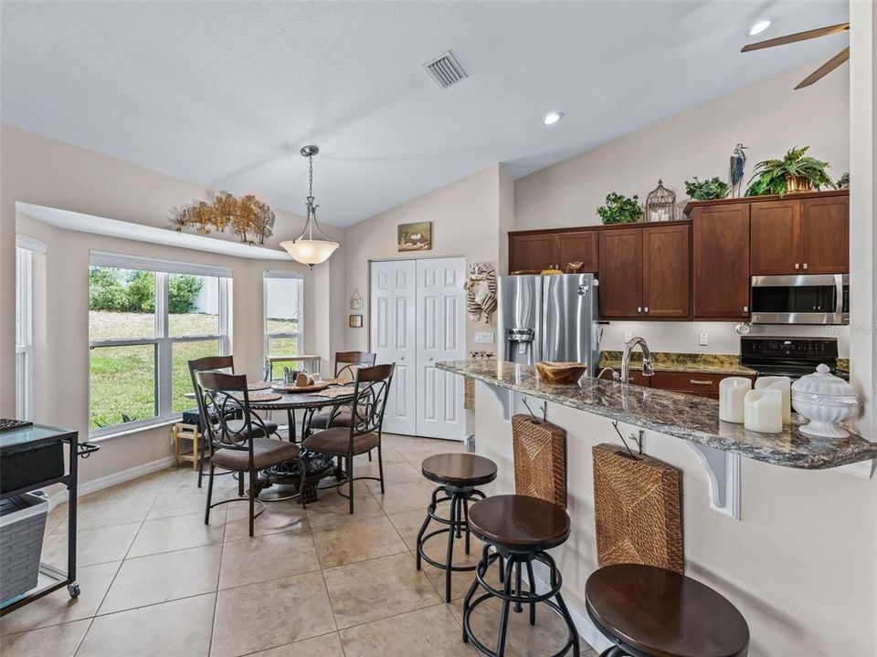 На продажу: $449,999 (4 спален, 2 ванн, 2448 Квадратных фут)
