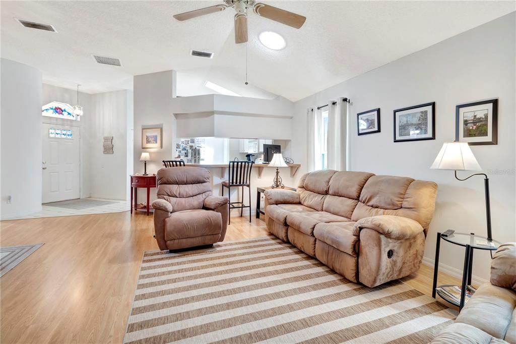 For Sale: $225,000 (3 beds, 2 baths, 1349 Square Feet)