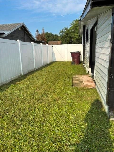 For Sale: $245,000 (2 beds, 1 baths, 816 Square Feet)
