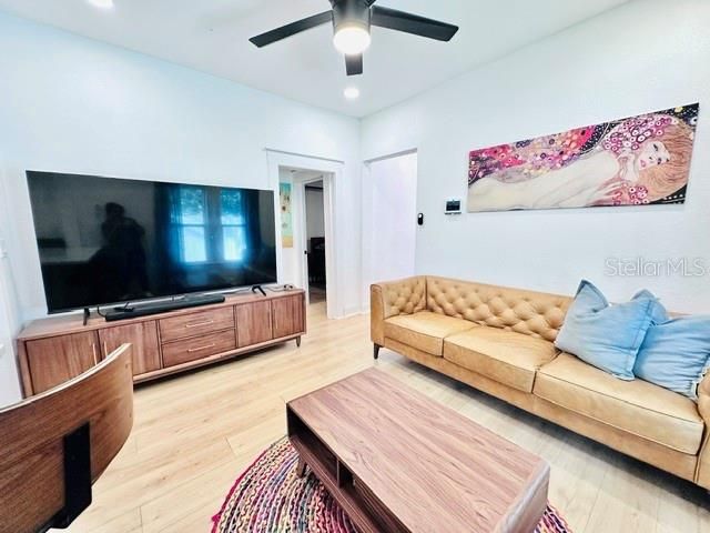 На продажу: $280,000 (2 спален, 1 ванн, 816 Квадратных фут)