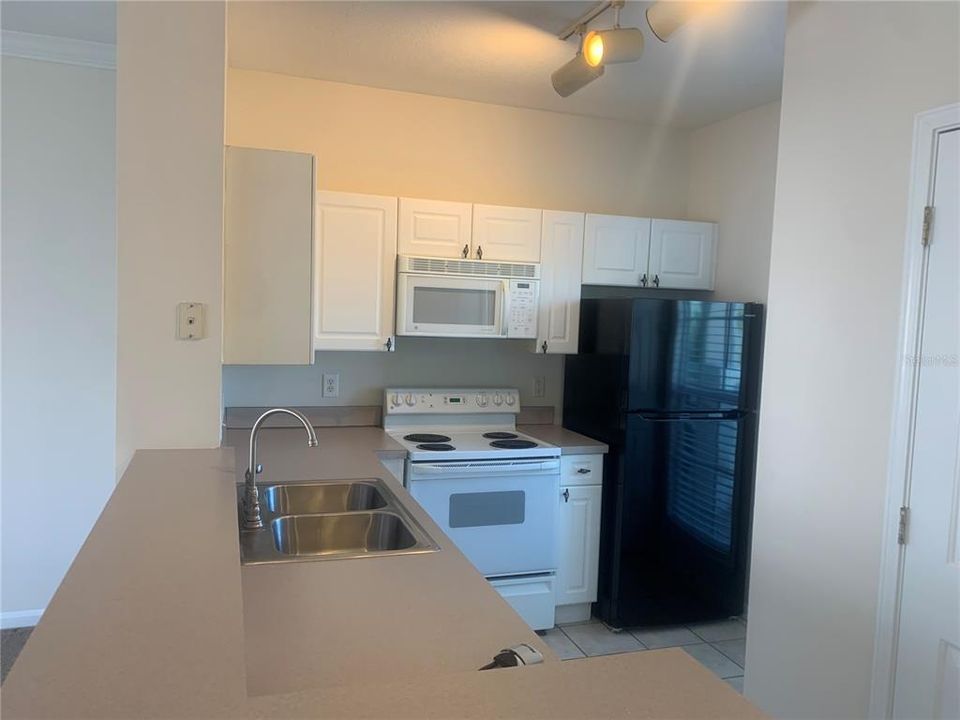 For Rent: $1,850 (1 beds, 1 baths, 830 Square Feet)