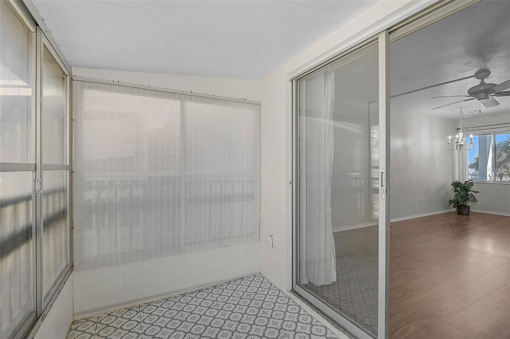 For Sale: $105,000 (2 beds, 1 baths, 726 Square Feet)
