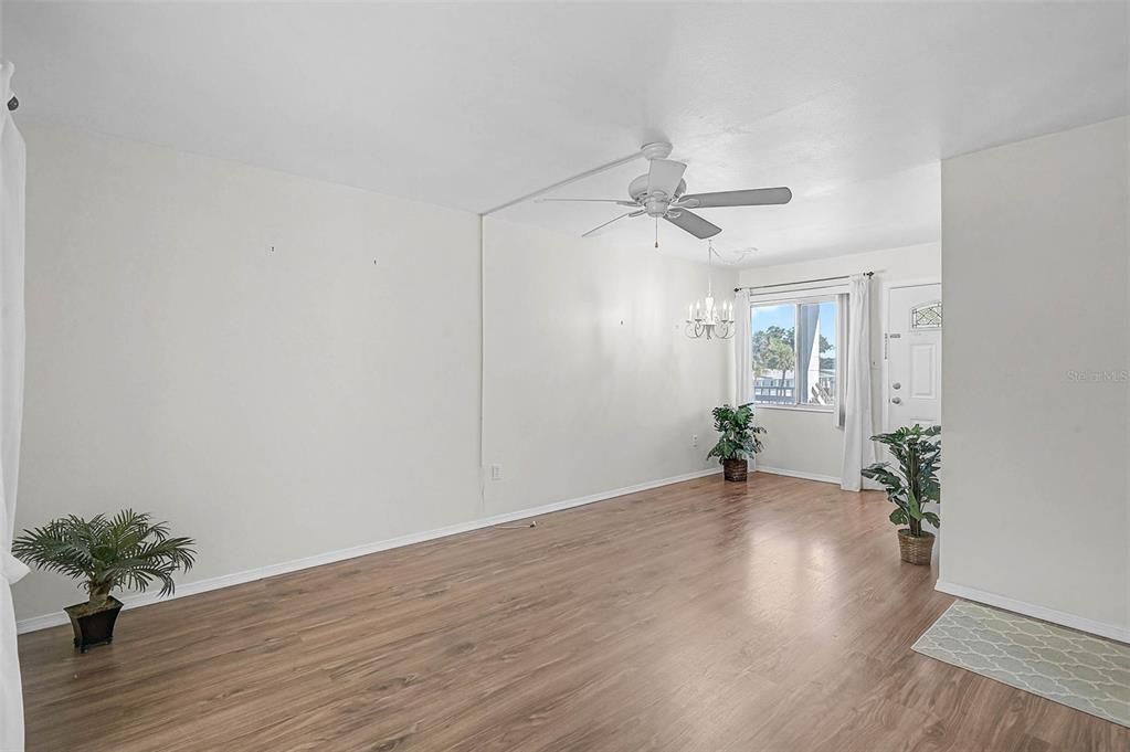 For Sale: $105,000 (2 beds, 1 baths, 726 Square Feet)