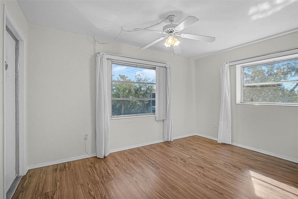 For Sale: $105,000 (2 beds, 1 baths, 726 Square Feet)