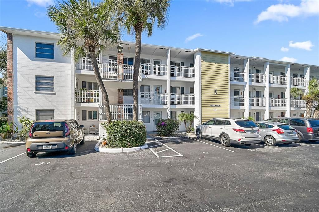 For Sale: $105,000 (2 beds, 1 baths, 726 Square Feet)